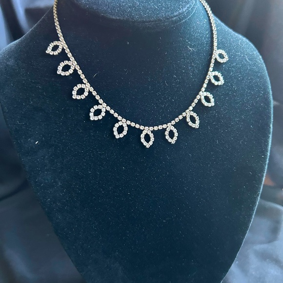 Vintage Jewelry - Vintage Silver Necklace with Minimalist Design and clear rhinestones